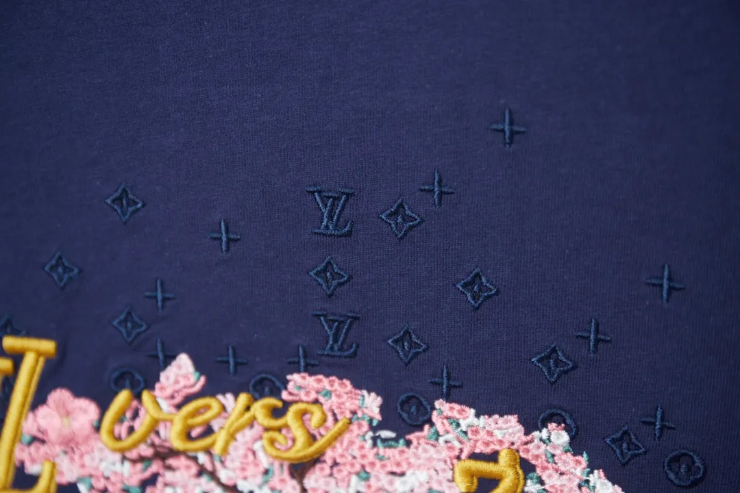 🅿️190 Louis LV 25ss early spring new short-sleeved LV letter landscape embroidered short-sleeved light luxury essential item for daily commuting for men and women Correct version Welcome to compare Detailed features · Imported Tajima machine embroidery three-dimensional embroidered LV letters ➕ Scenic area pattern · Customized new collar label on the back panel · Original main mark washed tag brand moisture-proof paper packaging Color: blue Size: S/M/L/XL